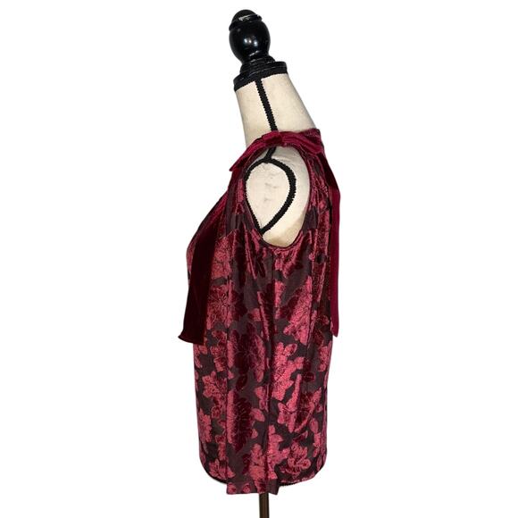 Paul Brial Red Floral Embossed Cold Shoulder Bow Trim Blouse    Size: 1 / US 6 - Picture 2 of 4
